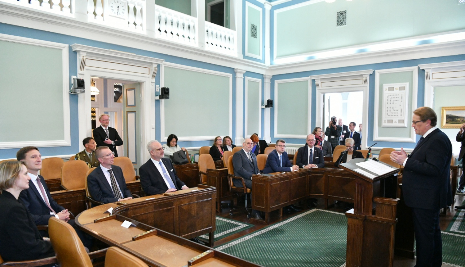 Darba vizītes delegācija sēž Islandes parlamentā