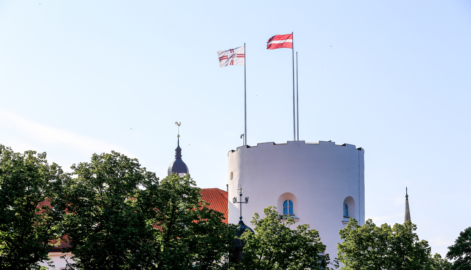 Rīgas pils Svētā gara tornis, kurā plīvo Latvijas valsts karogs un Valsts prezidenta standarts