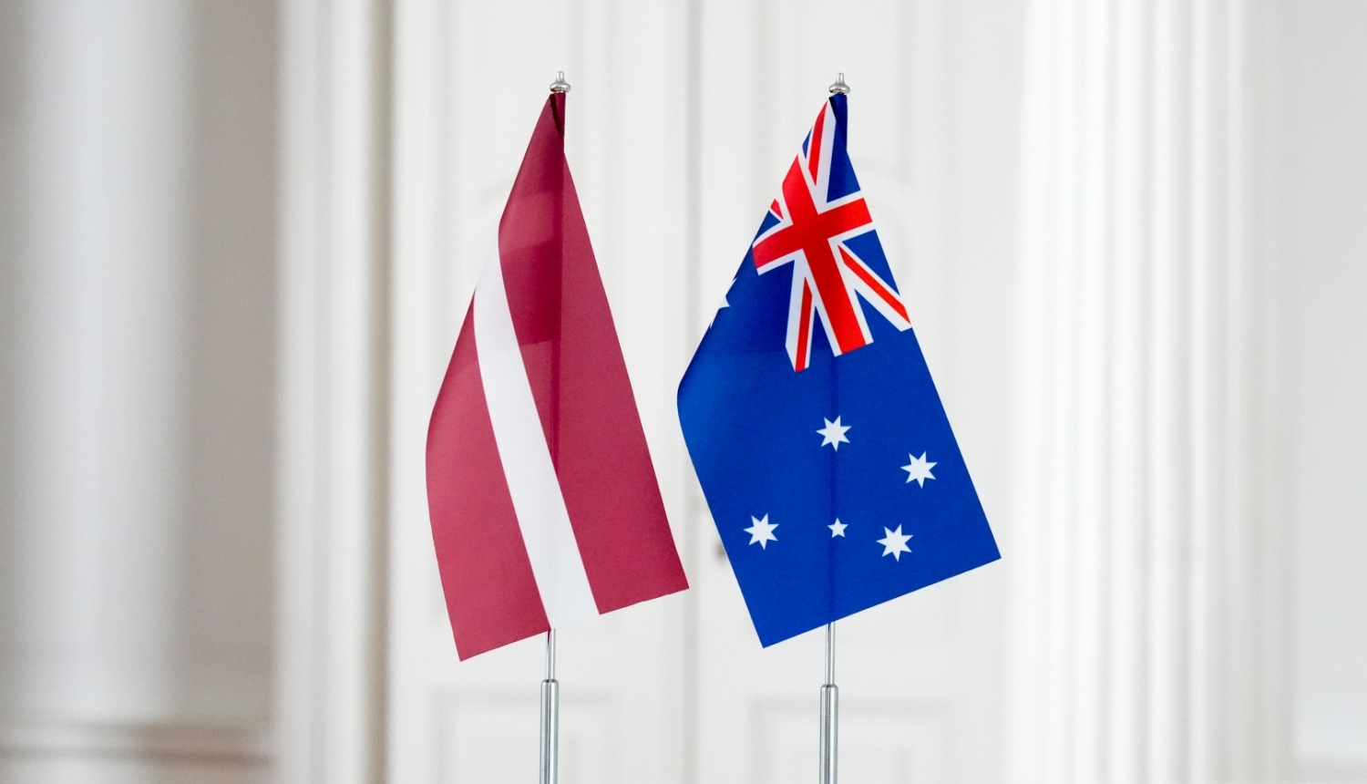 Latvijas un Austrālijas karodziņi