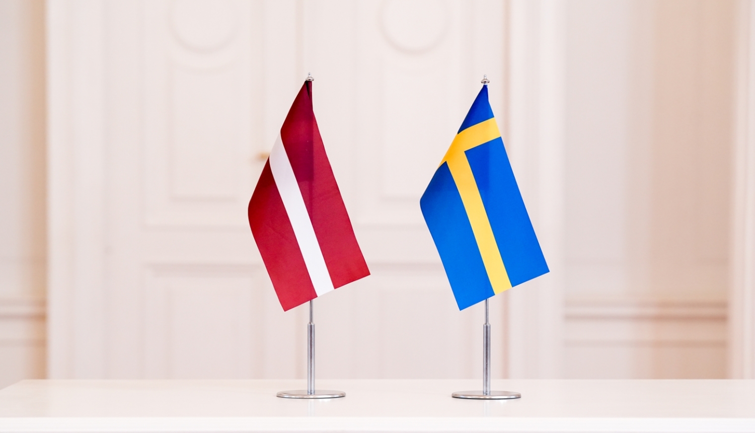 Latvijas un Zviedrijas karogi
