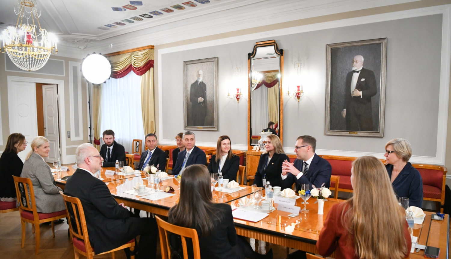 22.11.2022. Valsts prezidents Egils Levits tiekas ar Eiropas Savienības Austrumu partnerības Augstāko revīzijas iestāžu foruma pārstāvjiem.