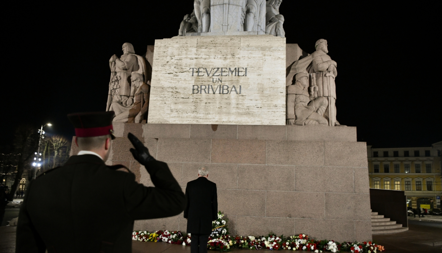 20.01.2023. Valsts prezidents Egils Levits, godinot 1991. gada barikāžu aizstāvjus, noliek ziedus pie Brīvības pieminekļa un piemiņas vietās Bastejkalnā. Foto autors: Ilmārs Znotiņš, Valsts prezidenta kanceleja.