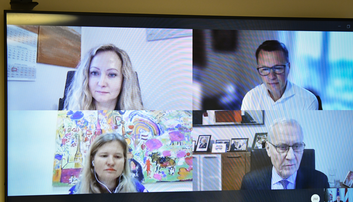 Televizora ekrāns ar sarunas dalībnieku attēliem
