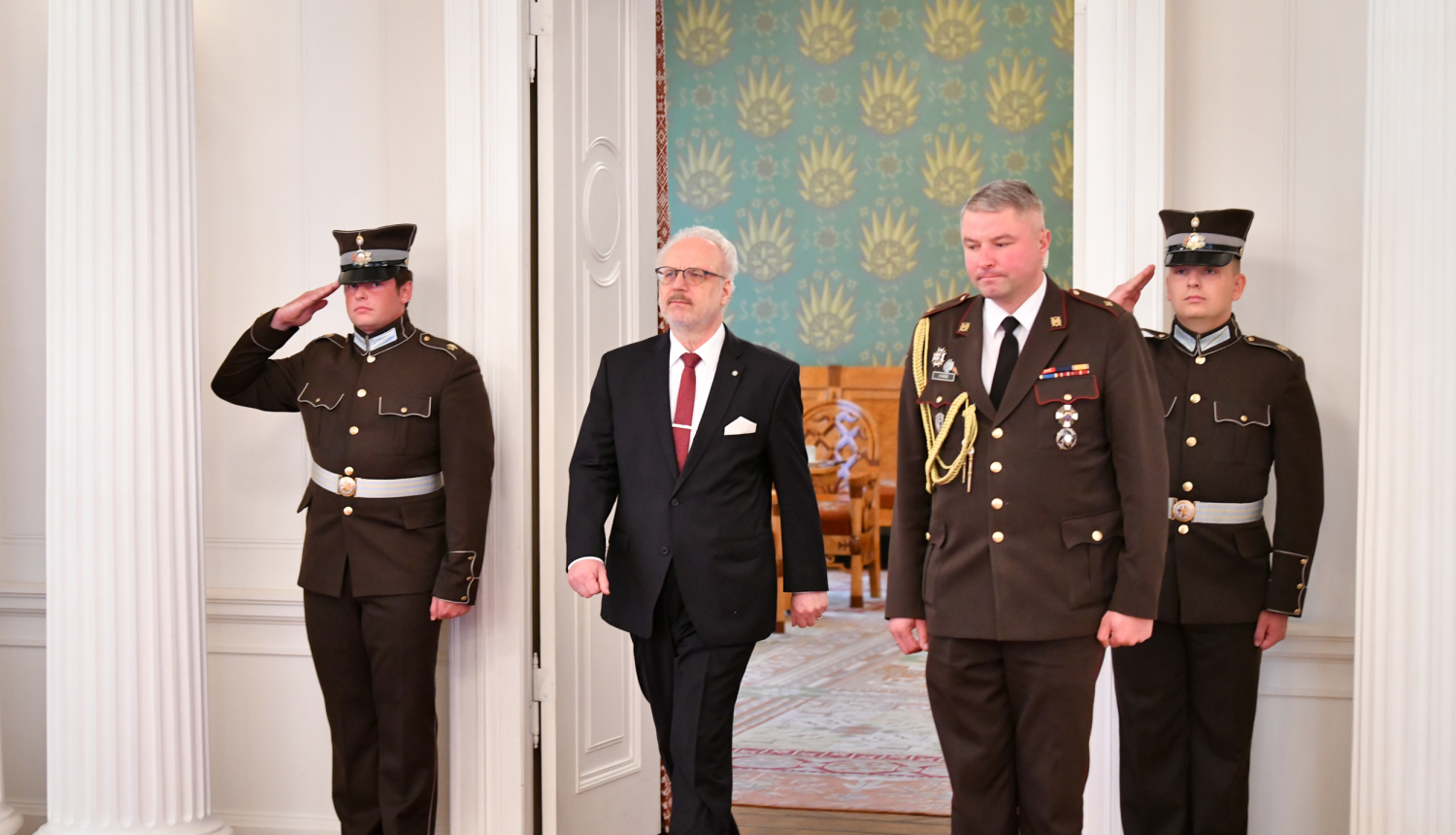 Valsts prezidents Egils Levits un godasardze ar adjutantu