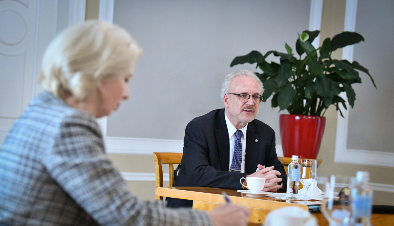 Egils Levits pie sarunu galda