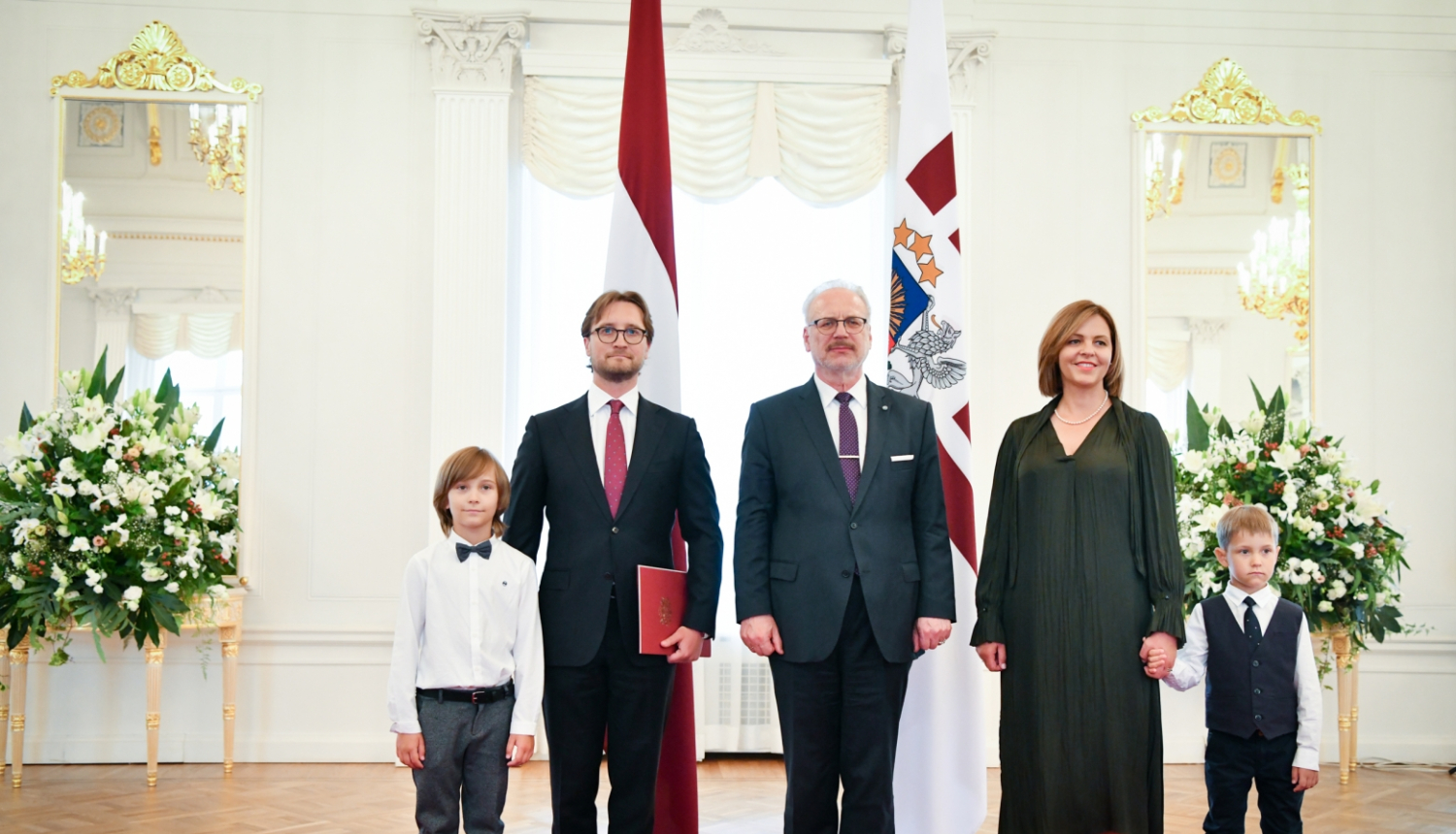 Valsts prezidents Egils Levits pasniedz akreditācijas vēstuli Latvijas Republikas ārkārtējam un pilnvarotajam vēstniekam Japānā Zigmāram Zilgalvim