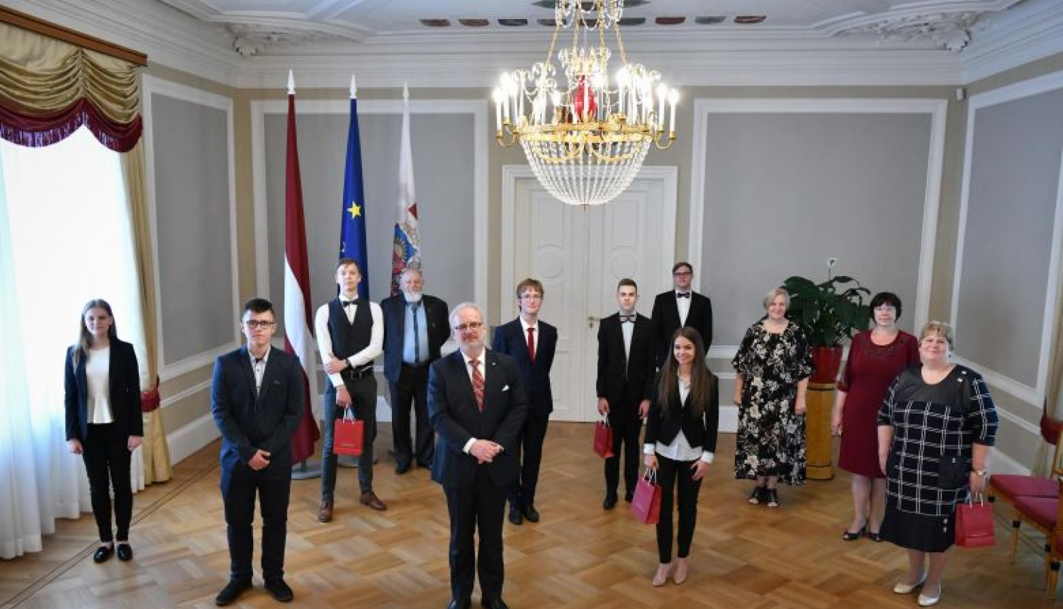 Valsts prezidents ar skolēniem pārrunā mūsdienu demokrātijas izaicinājumus