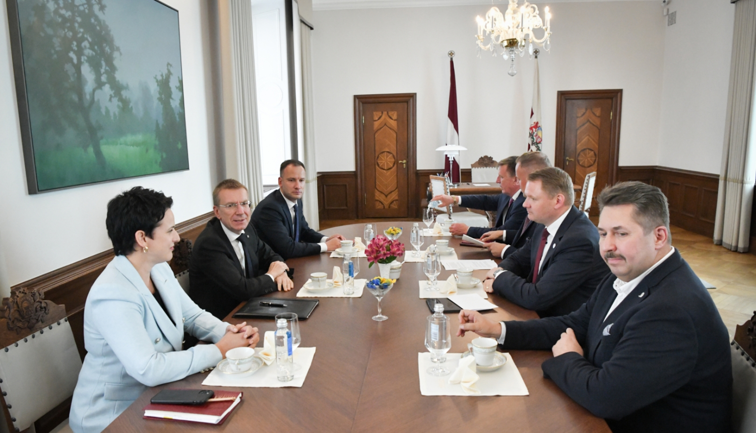 Sarunas dalībnieki ar galdu Valsts prezidenta kabinetā