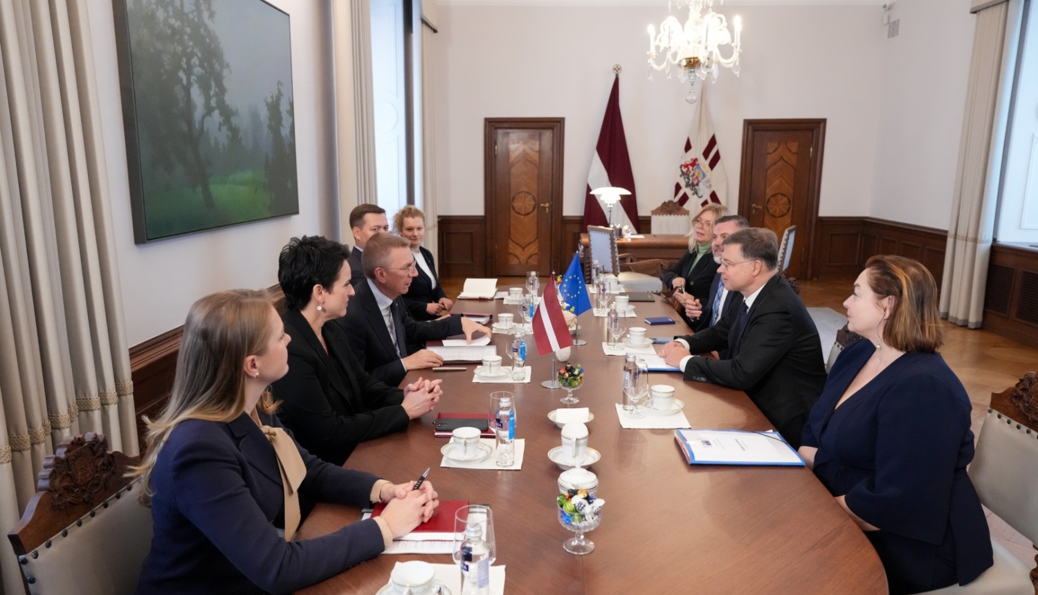 23.10.2026. Valsts prezidenta tikšanās ar ES ekonomikas un produktivitātes, īstenošanas un vienkāršošanas komisāru Valdi Dombrovski