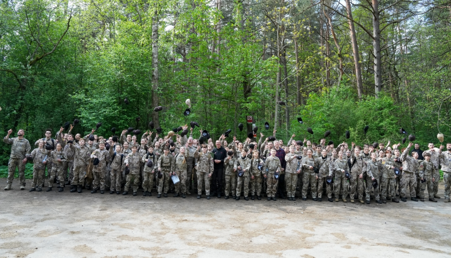 Valsts prezidents Edgars Rinkēvičs piedalās pārgājienā ar jaunsargiem Mangaļsalā 