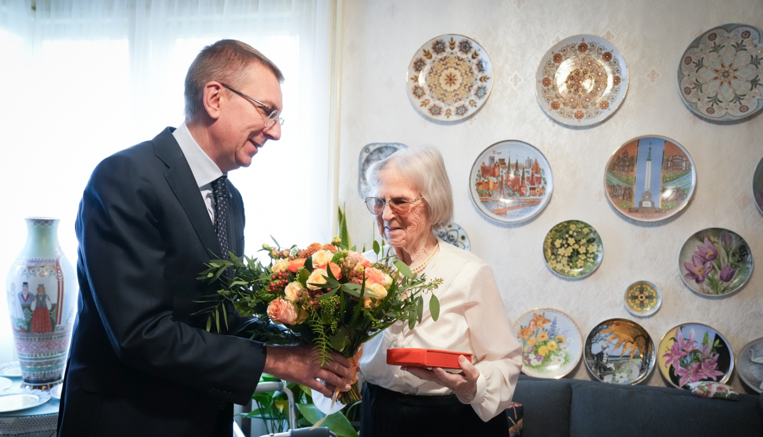 21.11.2024. Atzinības krusta pasniegšana porcelāna māksliniecei Beatrisei Kārkliņai
