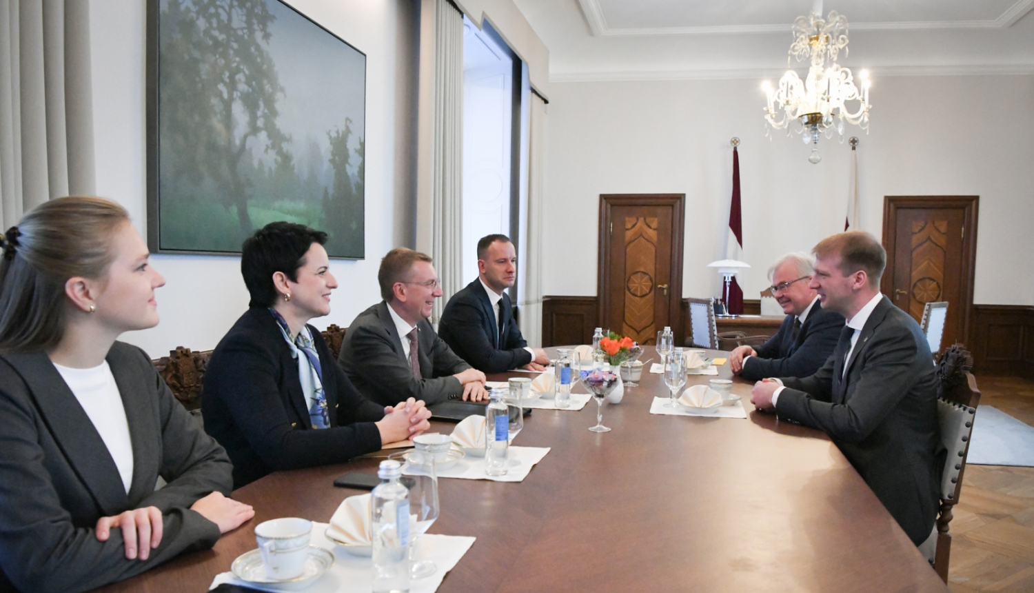 Sarunas dalībnieki ar galdu Valsts prezidenta kabinetā