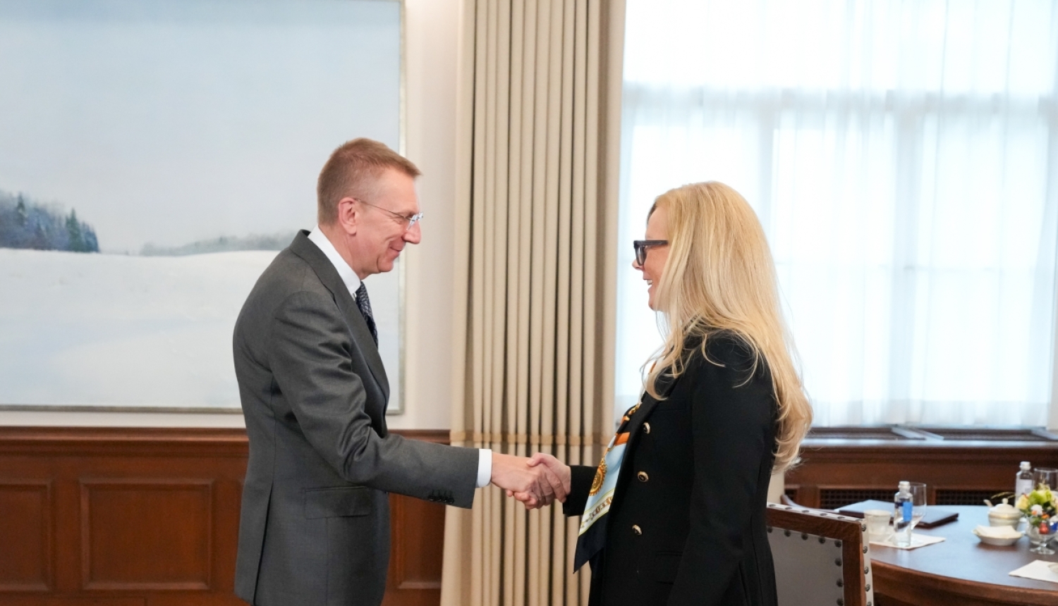 Valsts prezidents Edgars Rinkēvičs Rīgas pilī tieks ar Valsts valodas centra direktori Inesi Muhku