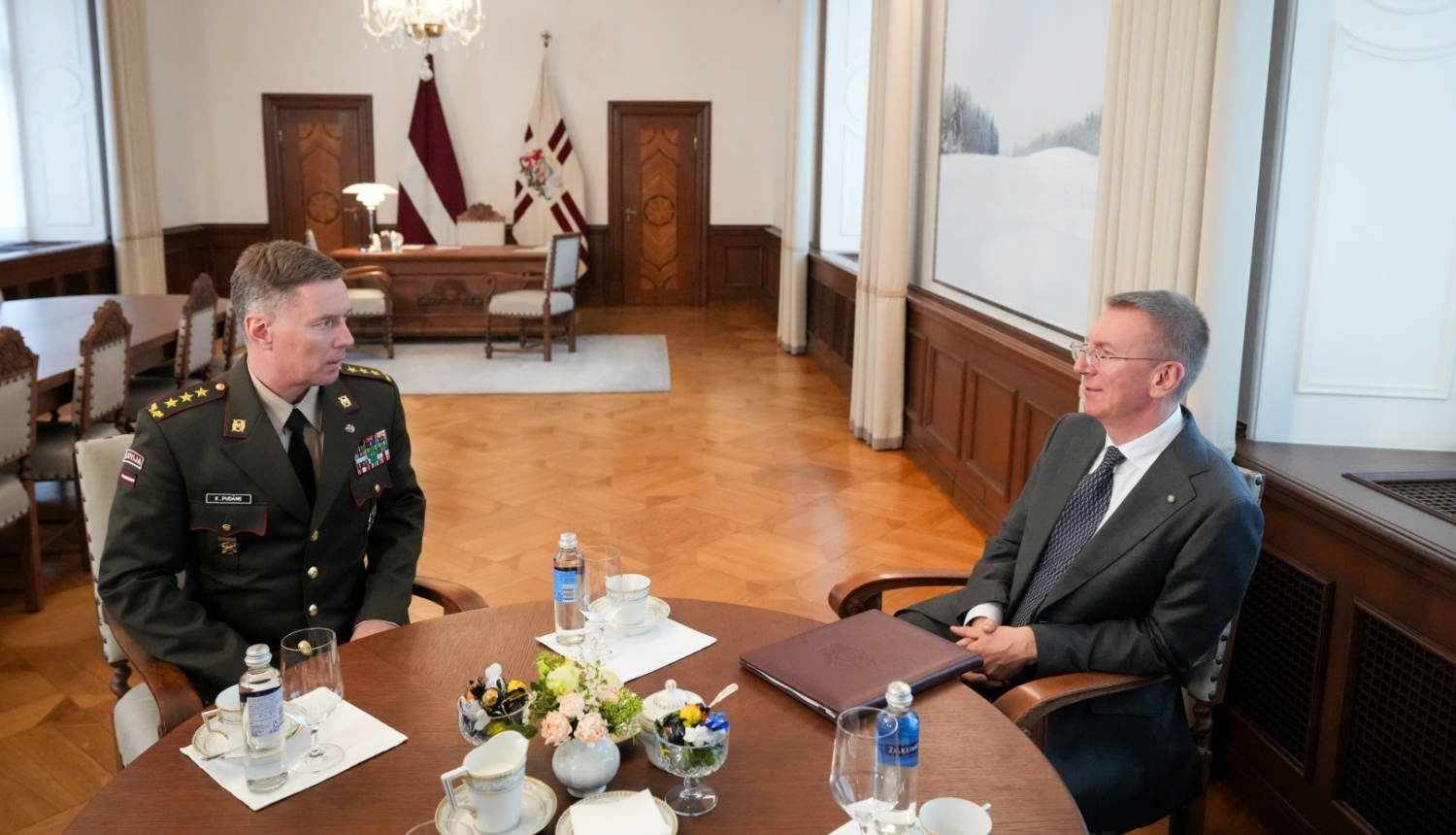 14.10.2026. Valsts prezidenta Edgara Rinkēviča tikšanās ar Nacionālo bruņoto spēku komandieri ģenerālleitnantu Kasparu Pudānu