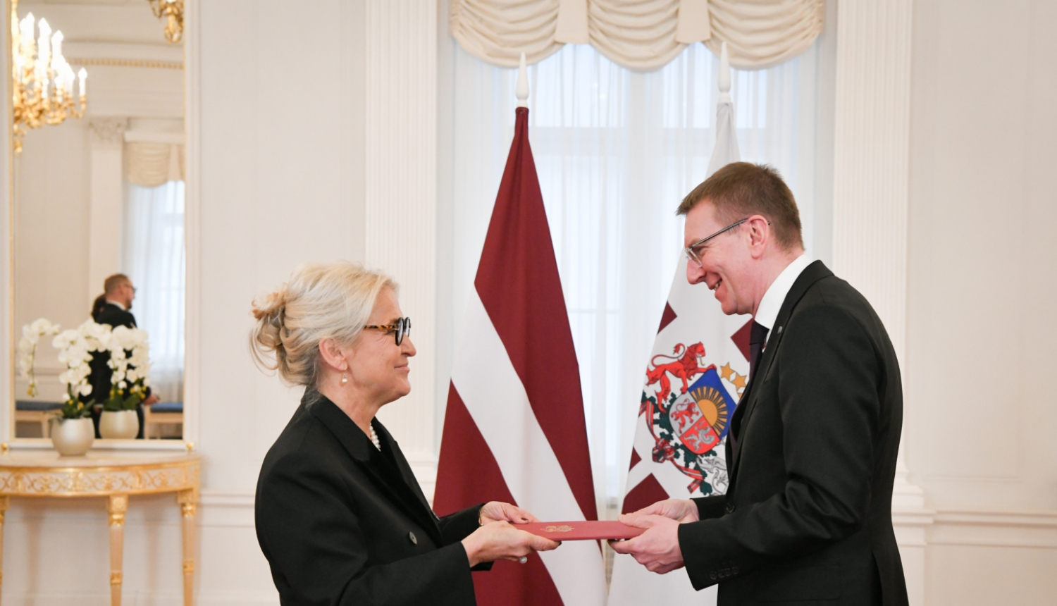 26.02.2024. Valsts prezidents Edgars Rinkēvičs pasniedz akreditācijas vēstuli Latvijas Republikas ārkārtējai un pilnvarotajai vēstniecei Itālijā Elitai Gavelei