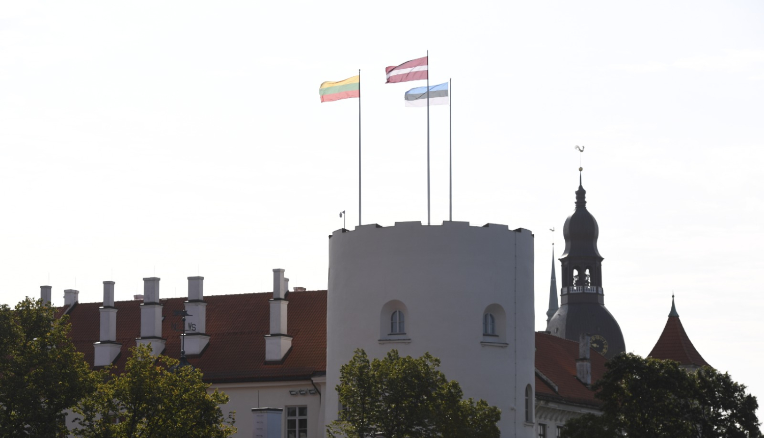 Baltijas valstu karogi Rīgas pils Svētā Gara tornī