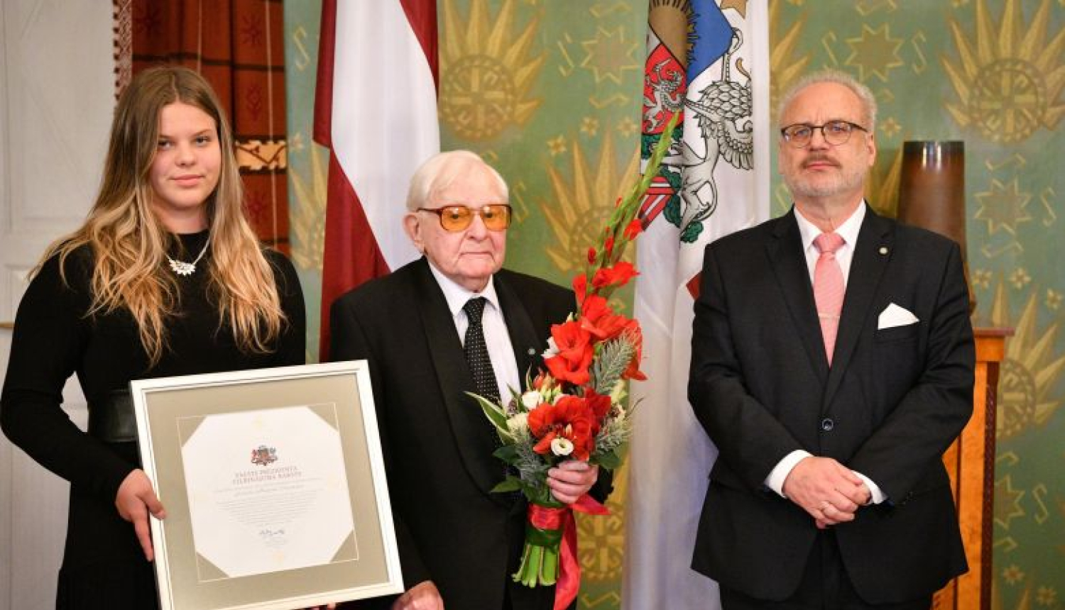 Valsts prezidents pasniedz Cildinājuma rakstu Marģeram Vestermanim