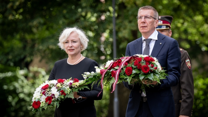 04.07.2026. Valsts prezidents Edgars Rinkēvičs noliek ziedus pie Holokausta upuru piemiņas memoriāla
