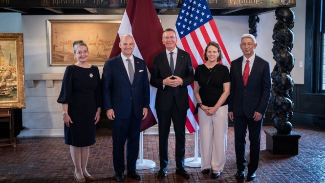 FOTO: Valsts prezidents Edgars Rinkēvičs piedalās Latvijas valsts apbalvojumu pasniegšanas ceremonijā