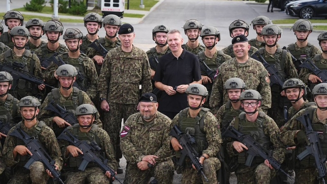 Valsts prezidents Edgars Rinkēvičs apmeklē militāro bāzi “Mežaine” un tiekas ar VAD karavīriem