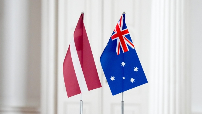Latvijas un Austrālijas karodziņi