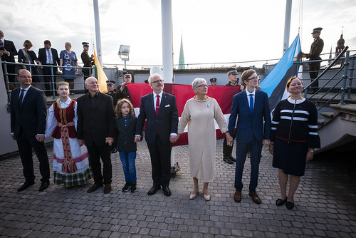 Atzīmējot Baltijas ceļa 30. gadadienu, trīs Baltijas valstu karogu pacelšana Rīgas pils Svētā gara tornī