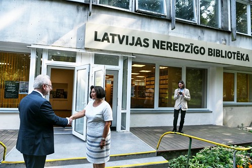 Valsts prezidents Egils Levits apmeklē Latvijas Neredzīgo bibliotēku un ieraksta Satversmes preambulas audio ierakstu