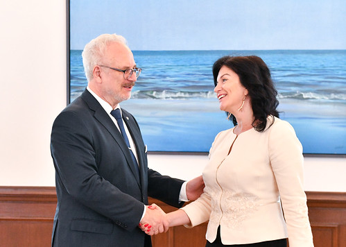 Valsts przidents Egils Levits tiekas ar labklājības ministri Ramonu Petraviču