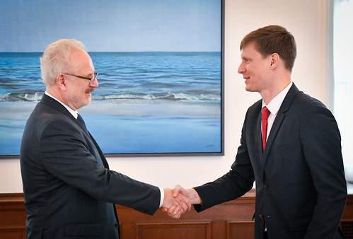 Valsts prezidents Egils Levits tiekas ar ekonomikas ministru Ralfu Nemiro