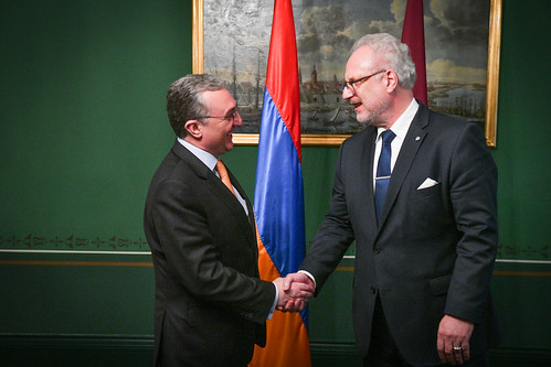Valsts prezidents Egils Levits tiekas ar Armēnijas ārlietu ministru Zohrabu Mnatsakanjanu (Zohrab Mnatsakanyan)