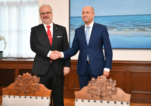 Valsts prezidents Egils Levits tiekas ar Rīgas domes priekšsēdētāju Oļegu Burovu