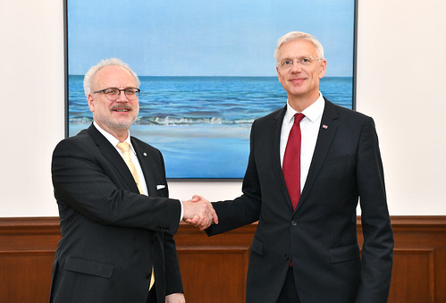 Valsts prezidents Egils Levits tiekas ar Ministru prezidentu Krišjāni Kariņu