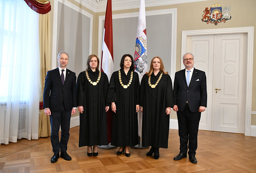 19.02.2020. Tiesneša zvēresta ceremonija, kurā Valsts prezidentam Egilam Levitam tiesneša svinīgo solījumu dod Vidzemes rajona tiesas (Cēsīs) tiesnese Līga Ašitoka, Rīgas pilsētas Pārdaugavas tiesas tiesnese Edīte Turkopule un Administratīvā rajona tiesas