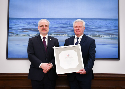 21.02.2020. Valsts prezidents Egils Levits pasniedz Cildinājuma rakstu Aldim Stienim par mūža ieguldījumu Latvijas valsts tieslietu sistēmas attīstībā un demokrātijas stiprināšanā