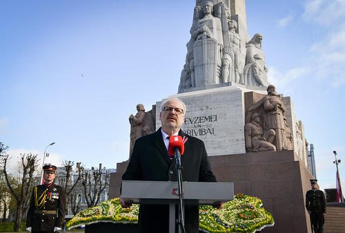 04.05.2020. Valsts prezidents Egils Levits noliek ziedus pie Brīvības pieminekļa un uzrunā sabiedrību Latvijas Republikas neatkarības atjaunošanas dienā