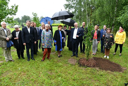 10.07.2020. Valsts prezidents Egils Levits apmeklē Likteņdārzu, kur iestāda veltījuma ozolu