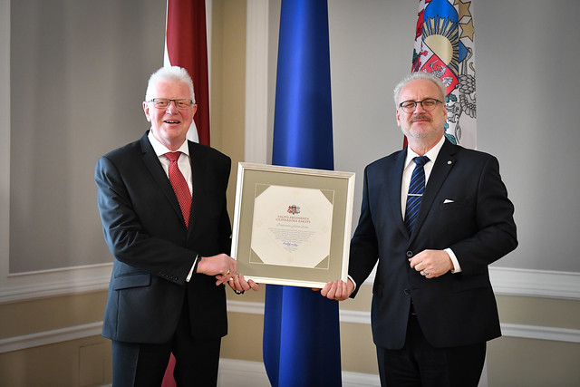 22.07.2020. Valsts prezidents pasniedz Cildinājuma rakstu Ventspils Augstskolas profesoram Jānim Sīlim