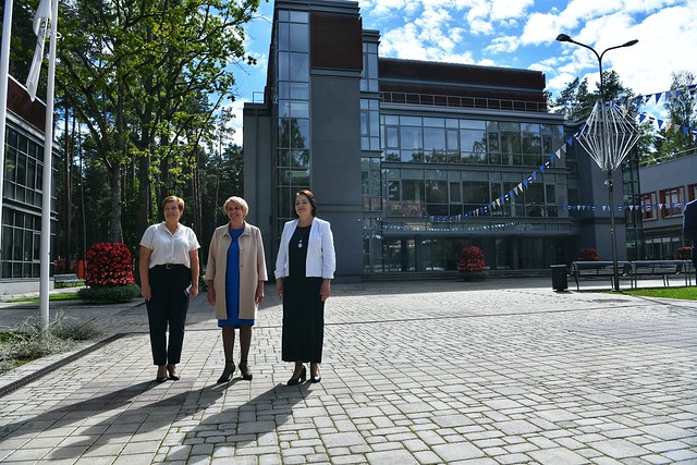 01.09.2020. Valsts prezidents Egils Levits Zinību dienā viesojas Jūrmalas Mūzikas vidusskolā un Jūrmalas Centrālajā bibliotēkā