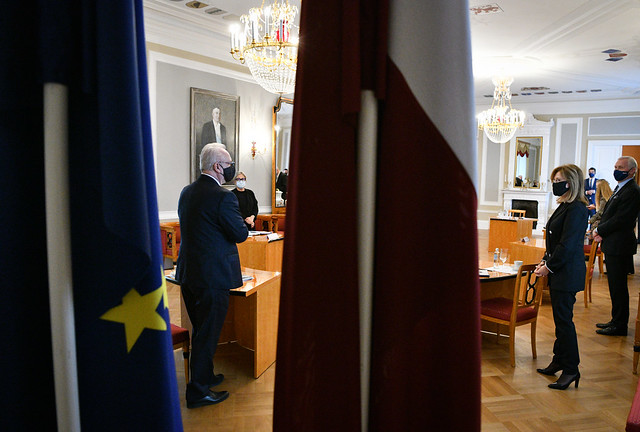 30.10.2020. Valsts prezidents Egils Levits tiekas ar Ārlietu ministrijas parlamentāro sekretāri Zandu Kalniņu-Lukaševicu un Ārlietu ministrijas speciālo uzdevumu vēstnieci diasporas jautājumos Elitu Gaveli