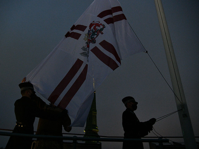 18.11.2020. Rīgas pils Svētā Gara tornī svinīgi paceļ Latvijas valsts karogu