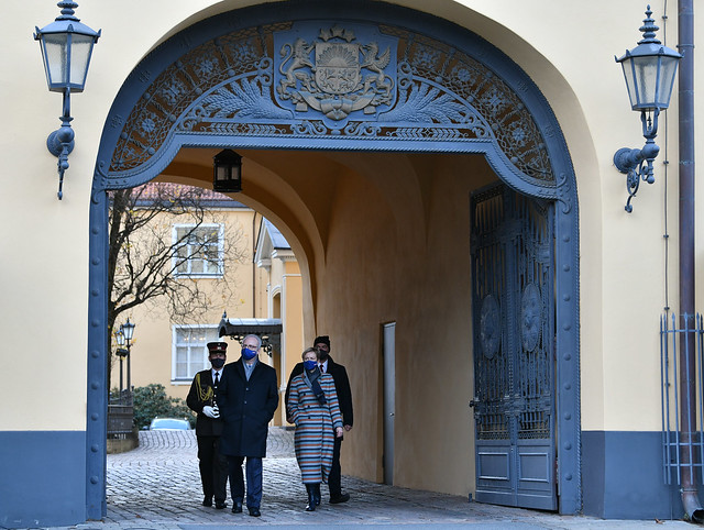 10.12.2020. Valsts prezidents Egils Levits konkursa “Cilvēka izaugsmei” ietvaros brīvprātīgo kustībai #paliecmājās pasniedz īpašo balvu “Par pašaizliedzīgu darbu Covid-19 negatīvo seku novēršanā”