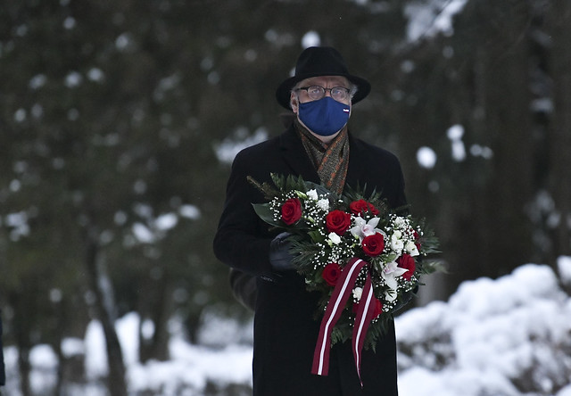20.01.2021. Valsts prezidents Egils Levits privāti noliek ziedus, pieminot 1991. gada barikāžu aizstāvjus