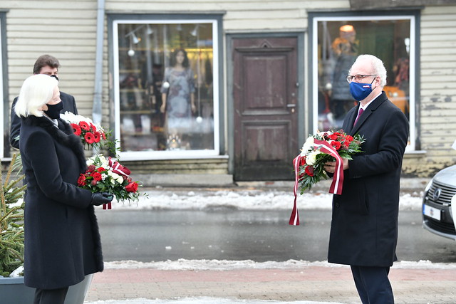 25.01.2021. Valsts prezidents Egils Levits un Ingrīda Meierovica kundze noliek ziedus pie Zigfrīda Annas Meierovica pieminekļa Tukuma vecpilsētā