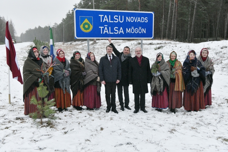 Valsts prezidenta Egila Levita darba vizīte Talsos. Ceļa zīmes atklāšana latviešu un lībiešu valodās. Foto autors: Ilmārs Znotiņš, Valsts prezidenta kanceleja.