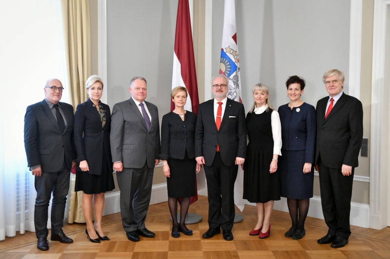 Egils Levits kopā ar ordeņu kapitula locekļiem.