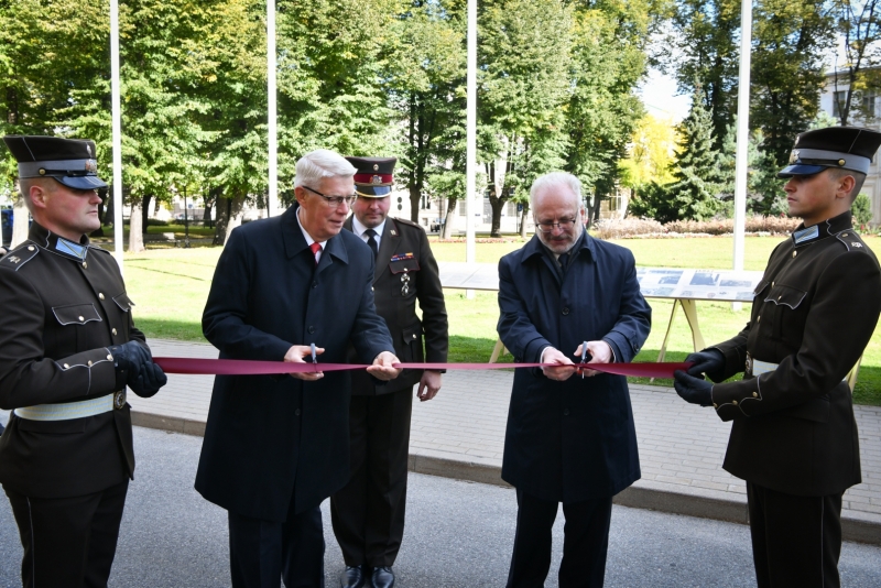 Valsts prezidents Egils Levits un bijušais Valsts prezidents Valdis Zatlers atklāj izstādi "Valsts prezidenta institūcijai 100"