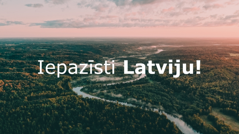 Upes attēls no putna lidojumu ar tekstu Iepazīsti Latviju