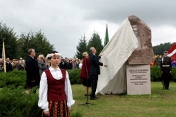 Ulmaņa piemiņas zīmes uzstādīšana 1