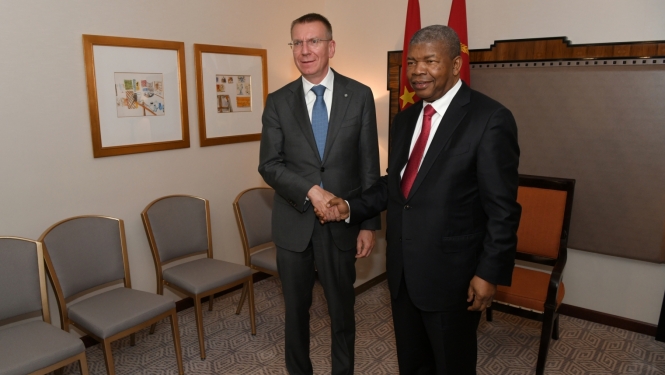 Latvijas un Angolas prezidenti sarokojas