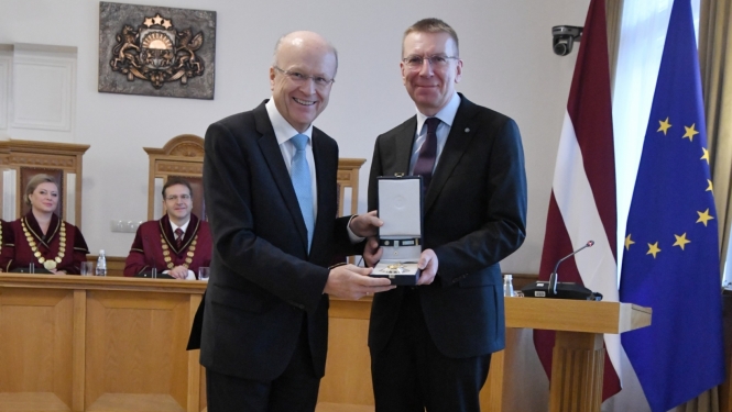 02.02.2024. Valsts prezidents pasniedz valsts augstāko apbalvojumu Eiropas Savienības Tiesas priekšsēdētājam Kūnam Lēnartsam